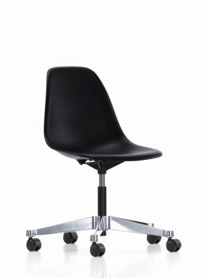 Schwarzer Eames Plastic Side Chair Drehstuhl mit poliertem Fußkreuz und Rollen, ein Bürostuhl Mängelexemplar.